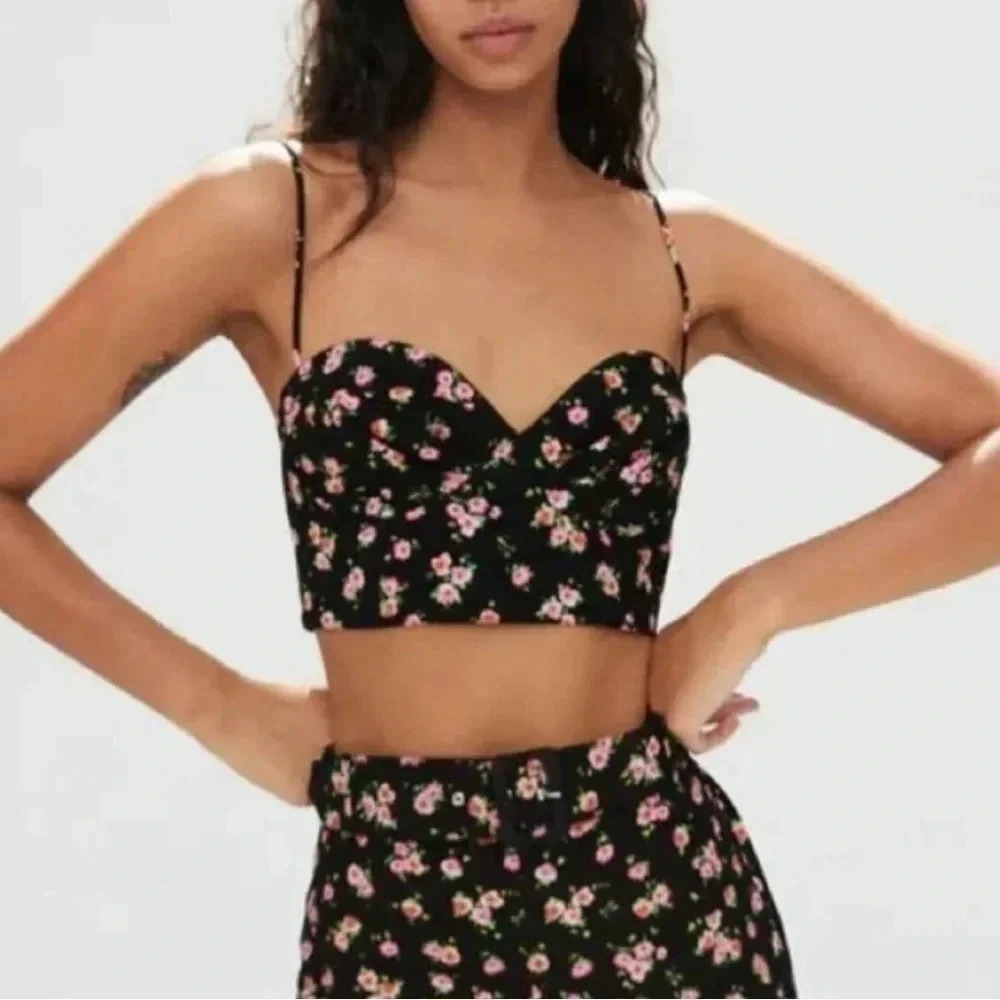 ✨🆕Zara🆕✨ | Black and pink  floral bustier crop top